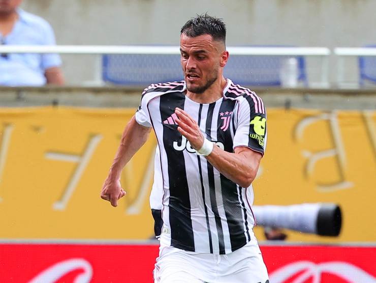 Filip Kostic corre con la maglia della Juventus