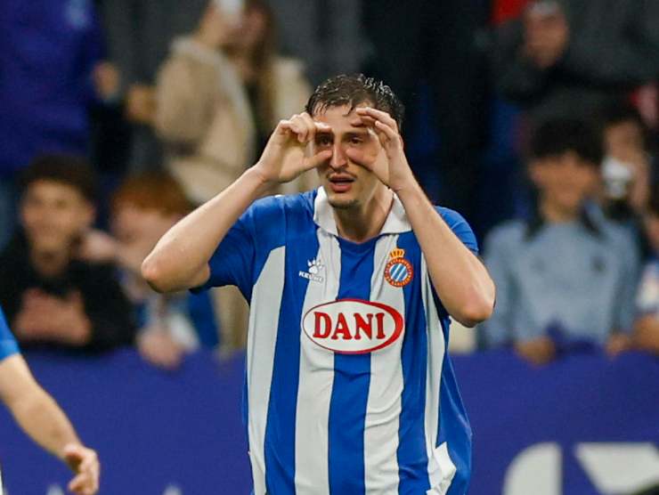 Kumbulla esulta dopo un gol con l'Espanyol