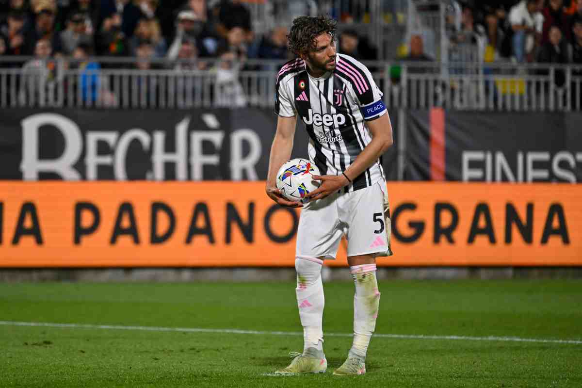 Manuel Locatelli si appresta a calciare un rigore