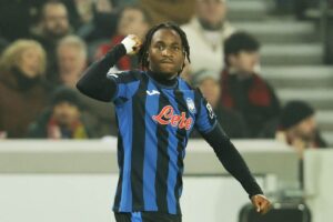 Ademola Lookman esulta dopo un gol