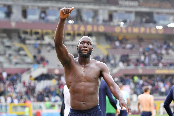 Romelu Lukaku saluta i tifosi dell'inter con il pollice alto