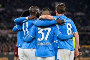Giocatori del Napoli si abbracciano