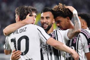 Nico Gonzalez abbracciato dai compagni