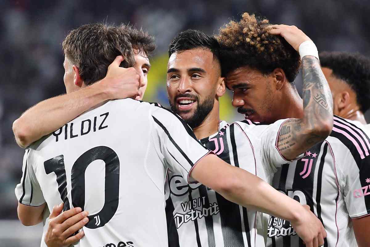 Nico Gonzalez abbracciato dai compagni