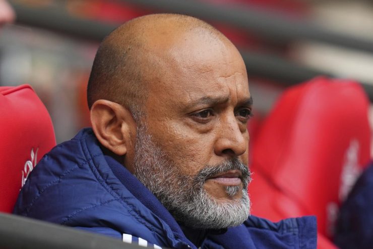 Nuno Espirito Santo in primo piano e seduto in panchina