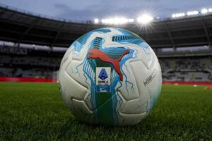 Pallone con logo Serie A sul manto erboso di uno stadio