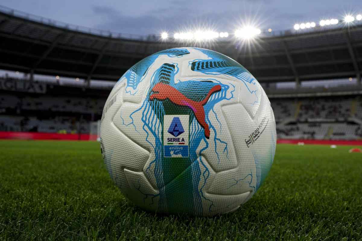 Pallone con logo Serie A sul manto erboso di uno stadio