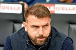 Paolo Zanetti accigliato in panchina