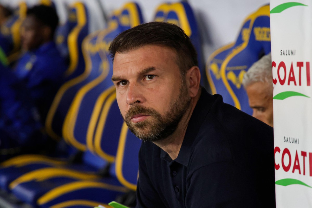 Paolo Zanetti accigliato in panchina