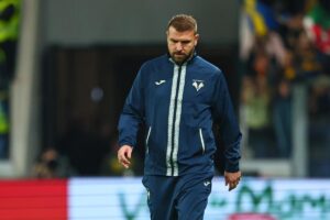 Paolo Zanetti con lo sguardo verso il basso
