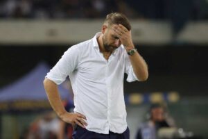 Paolo Zanetti con una mano sulla fronte