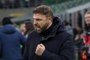 Paolo Zanetti esulta stringendo il pugno