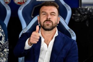 Paolo Zanetti fa l'occhiolino e mostra il pollice alto