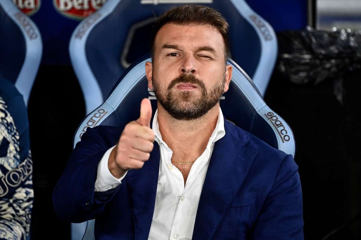 Paolo Zanetti fa l'occhiolino e mostra il pollice alto