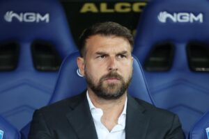 Paolo Zanetti accigliato in panchina