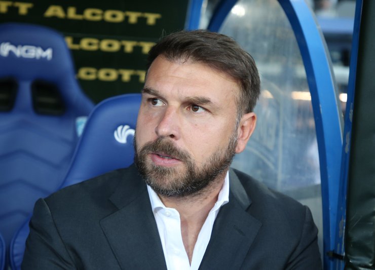 Paolo Zanetti pensieroso in panchina