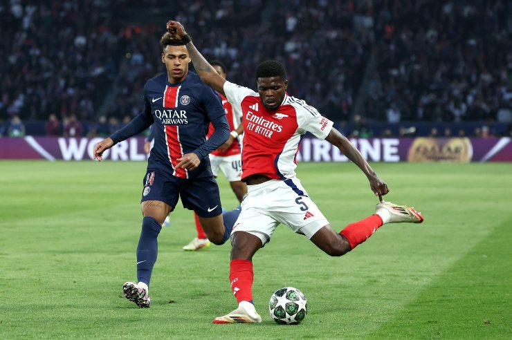 Thomas Partey in azione con la maglia dell'Arsenal