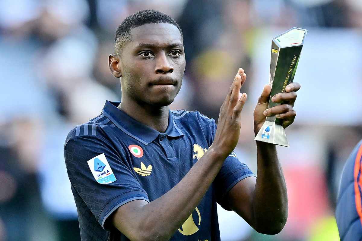 Randal Kolo Muani con un premio della Serie A in mano