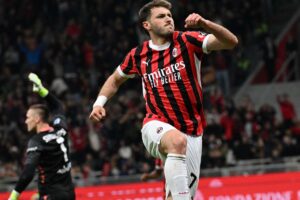 Santiago Gimenez esulta dopo un gol con il Milan