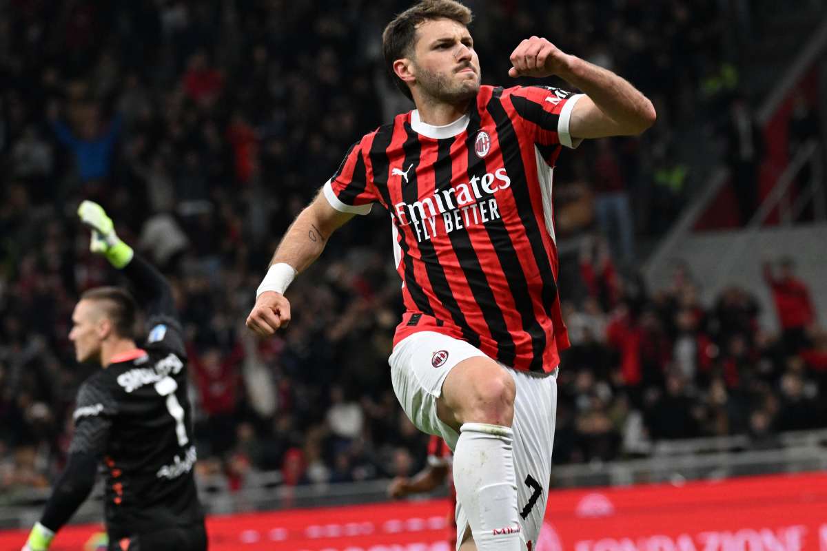 Santiago Gimenez esulta dopo un gol con il Milan