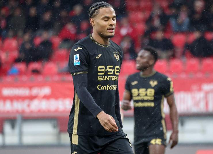Amin Sarr con gli occhi bassi in campo