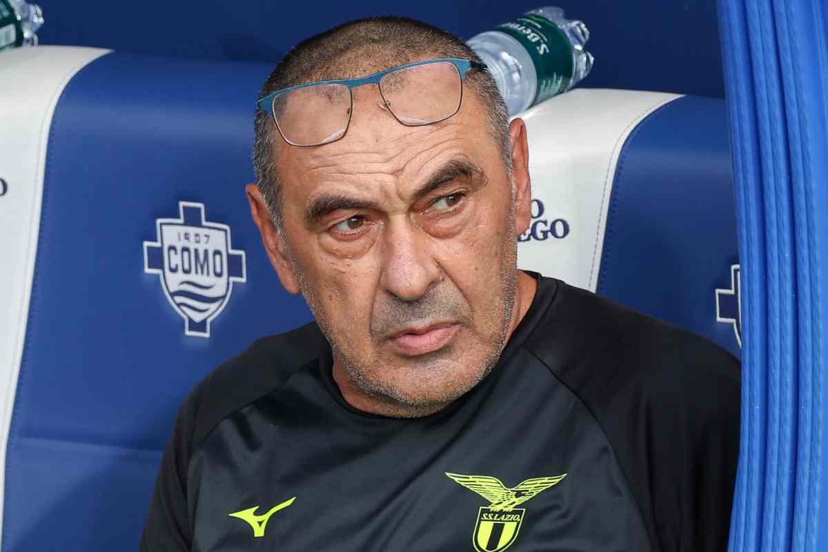Maurizio Sarri preoccupato in panchina