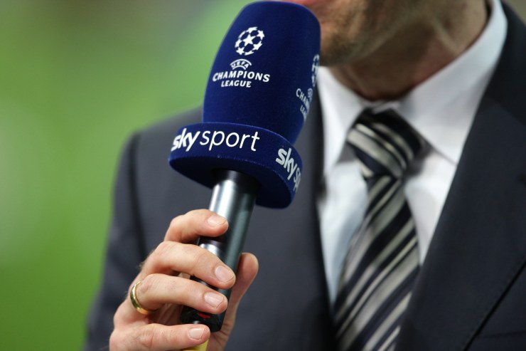 Microfono brandizzato Sky Sport in mano a un giornalista