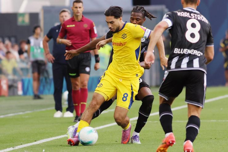 Suat Serdar difende il pallone da un avversario