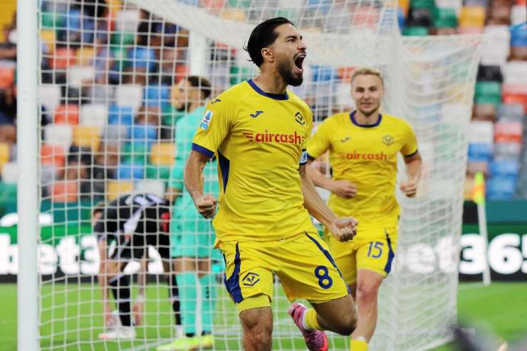 Suat Serdar esulta stringendo i pugni dopo il gol nel match contro l'Udinese
