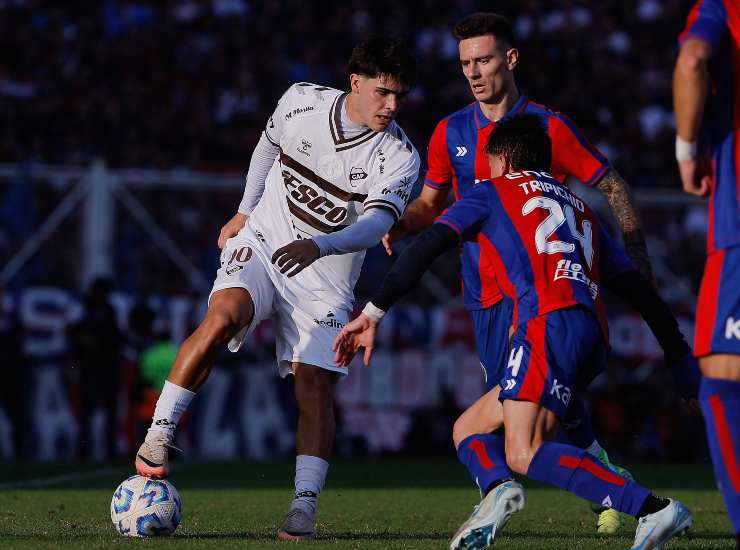 Il fantasista argentino Vicente Taborda in azione con il Platense