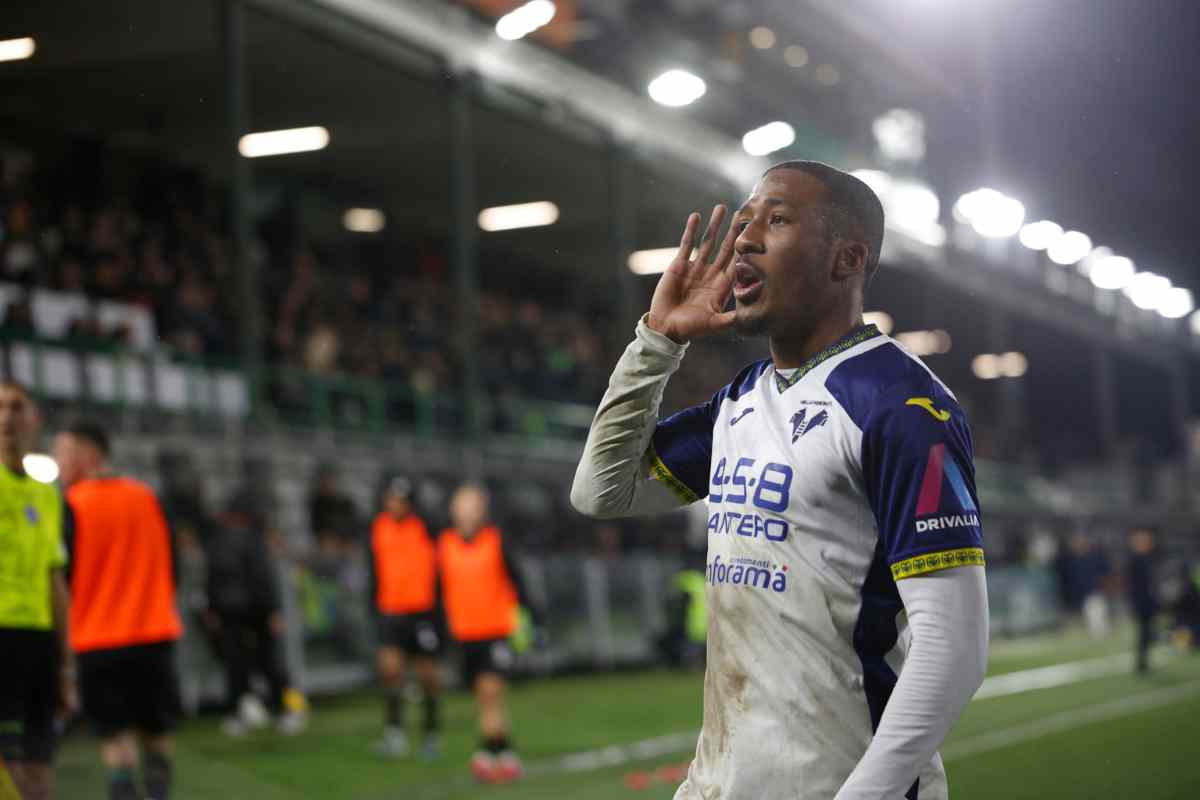 Jackson Tchatchoua esulta dopo un gol