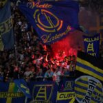 Tifosi del Verona sventolano bandiere