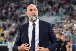 Igor Tudor con le mani sulla giacca