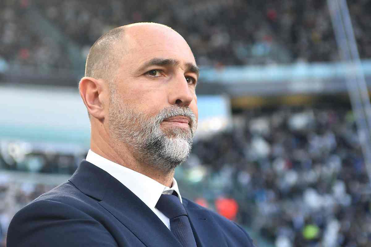 Igor Tudor osserva dalla panchina