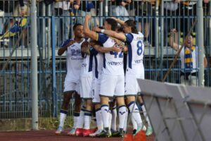 Verona festeggia in campo con i suoi giocatori