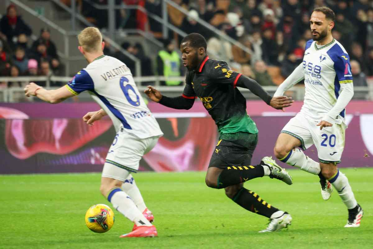 Fofana contrastato da Valentini durante l'ultimo Milan-Verona