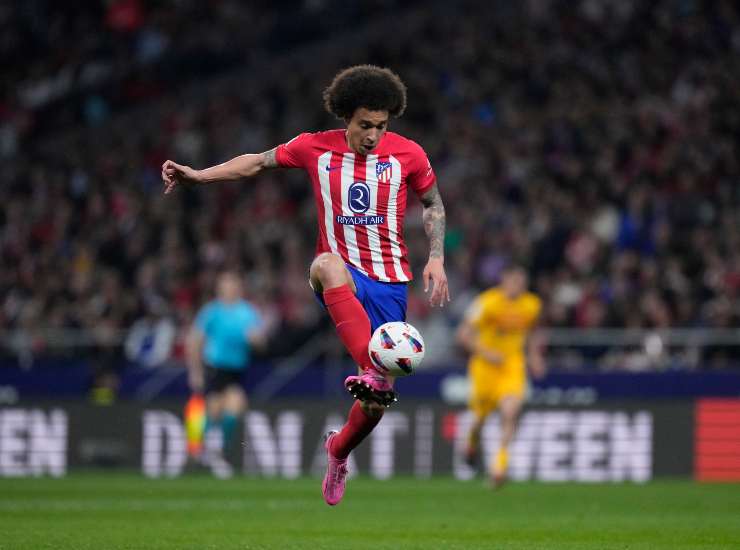 Il centrocampista Axel Witsel con la maglia dell'Atletico Madrid