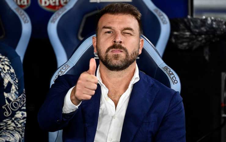 Paolo Zanetti fa l'occhiolino e mostra il pollice alto