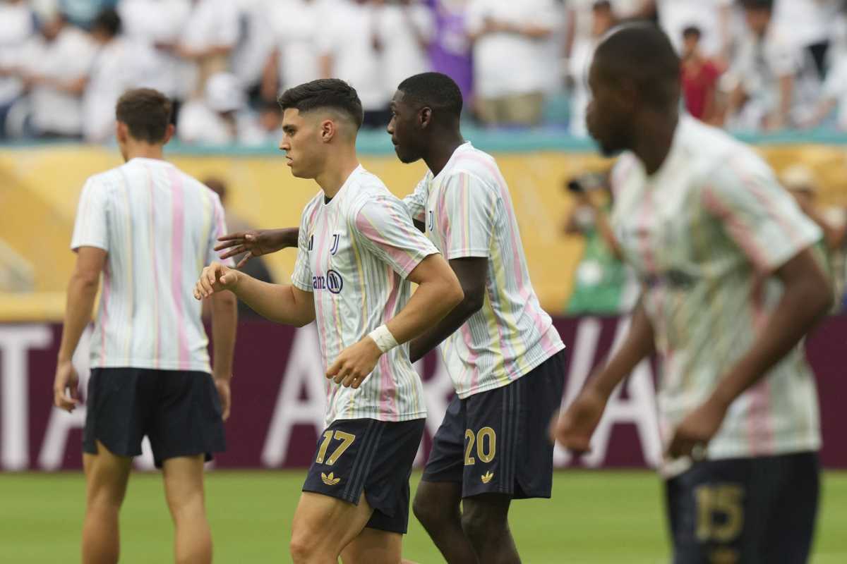 Adzic si allena con i compagni della Juve