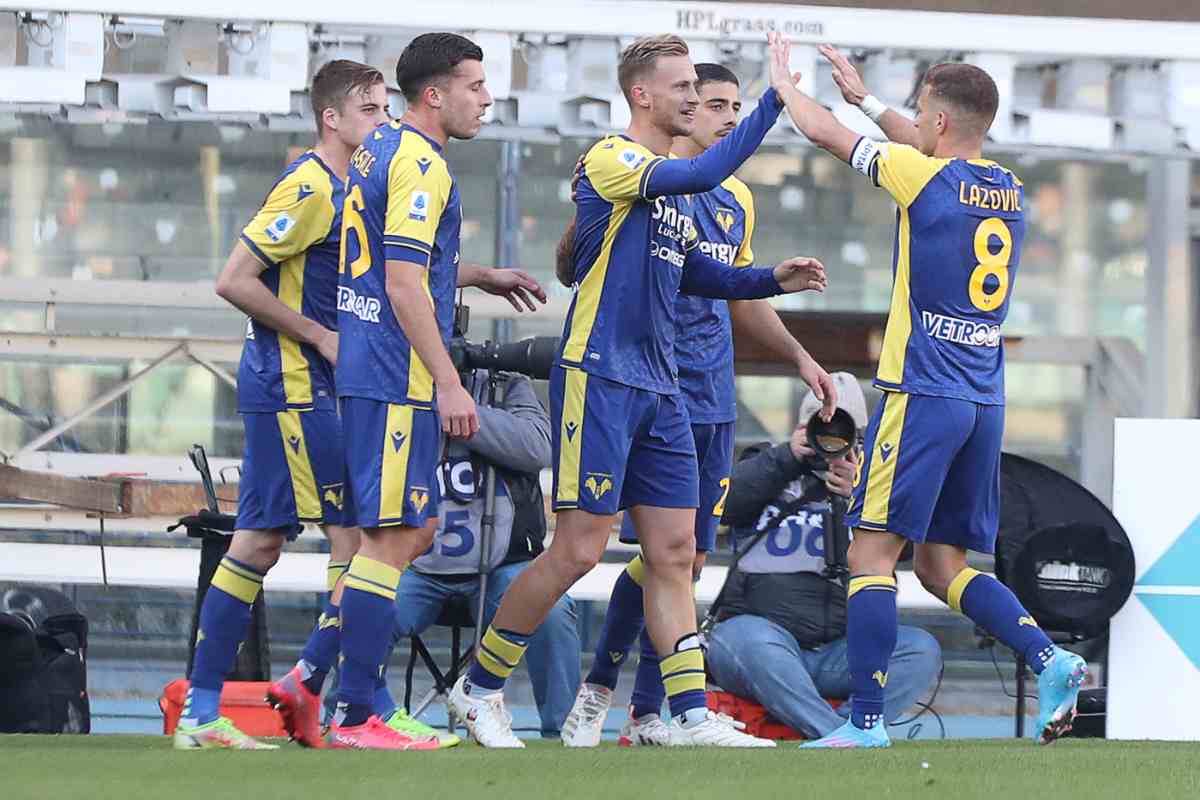 Antonin Barak esulta con i compagni del Verona