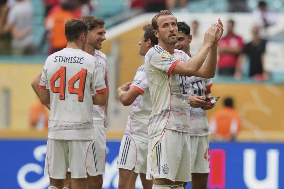 Harry Kane saluta il pubblico insieme ai compagni del Bayern