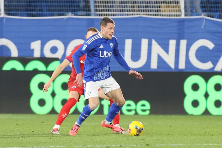 Andrea Belotti contrastato da un avversario