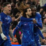 i giocatori del Chelsea esultano dopo un gol