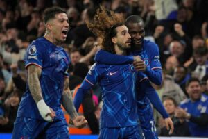 i giocatori del Chelsea esultano dopo un gol