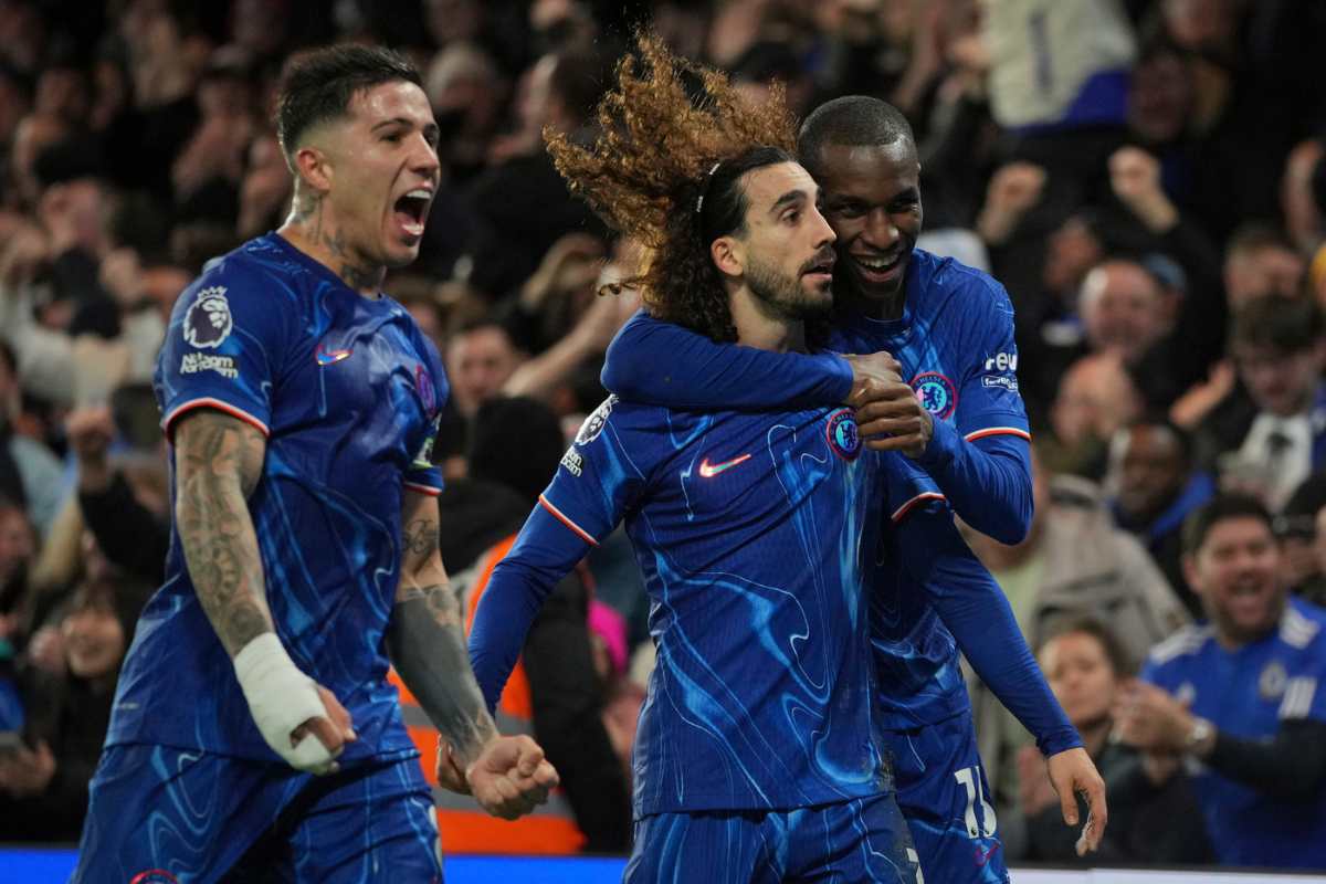 i giocatori del Chelsea esultano dopo un gol