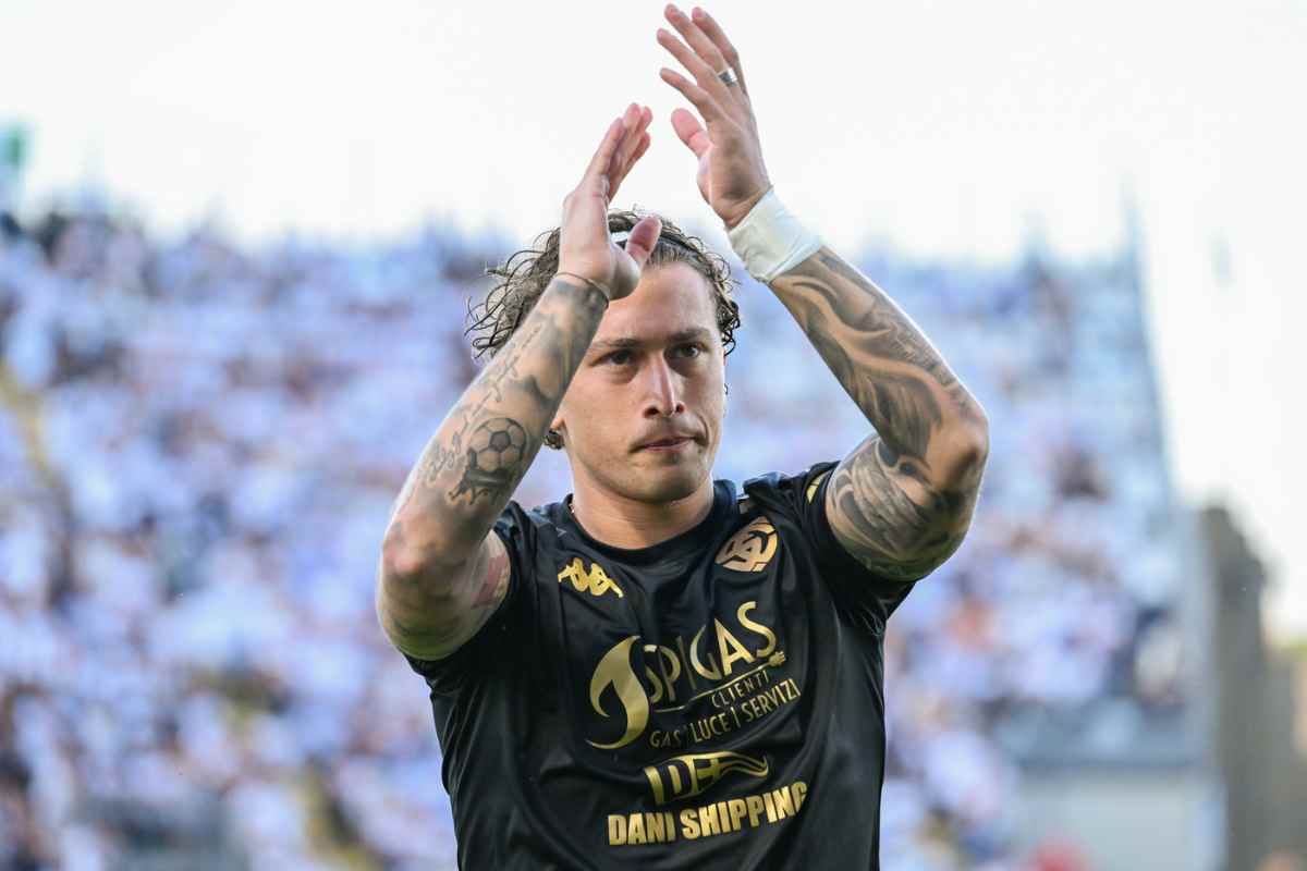 Salvatore Esposito applaude al pubblico