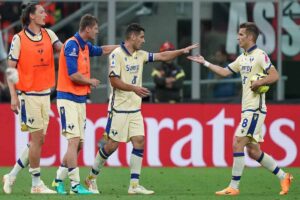 Davide Faraoni con altri giocatori del Verona