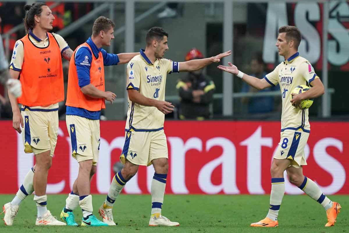 Davide Faraoni con altri giocatori del Verona