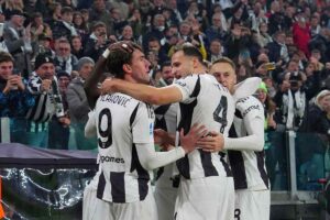 giocatori Juventus abbracciati