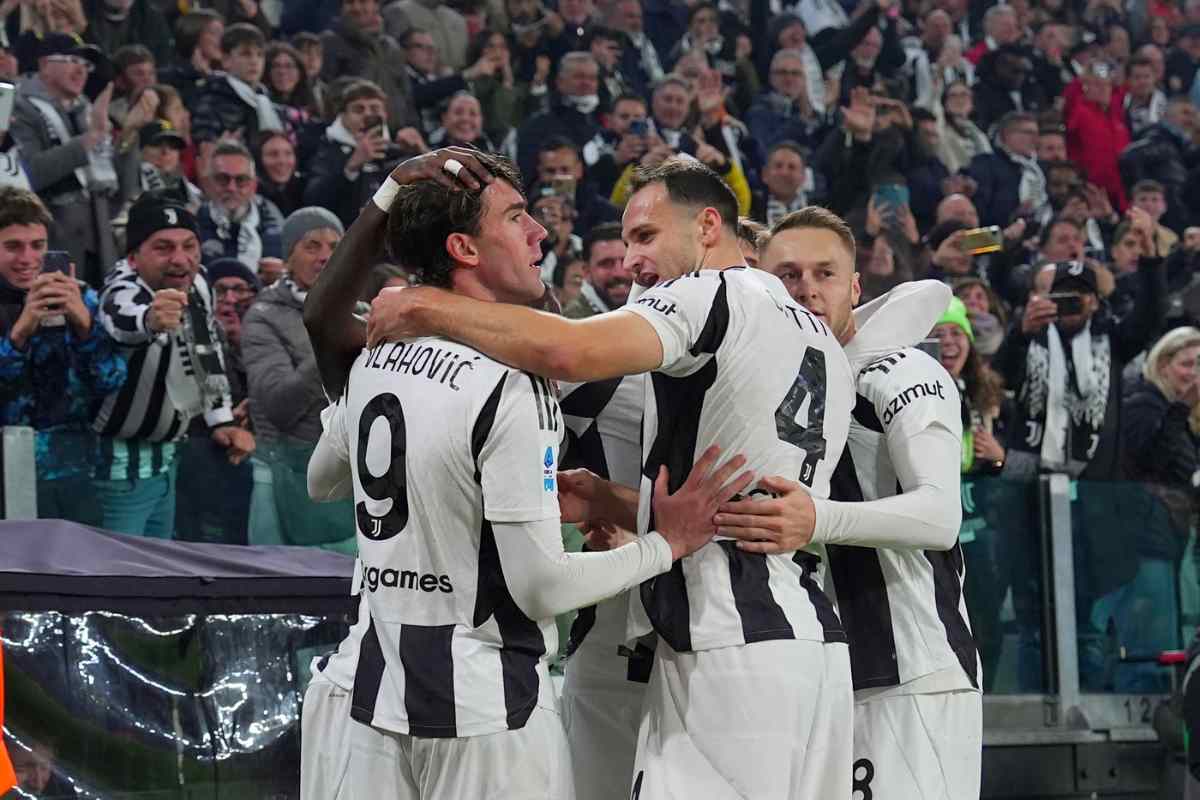 giocatori Juventus abbracciati